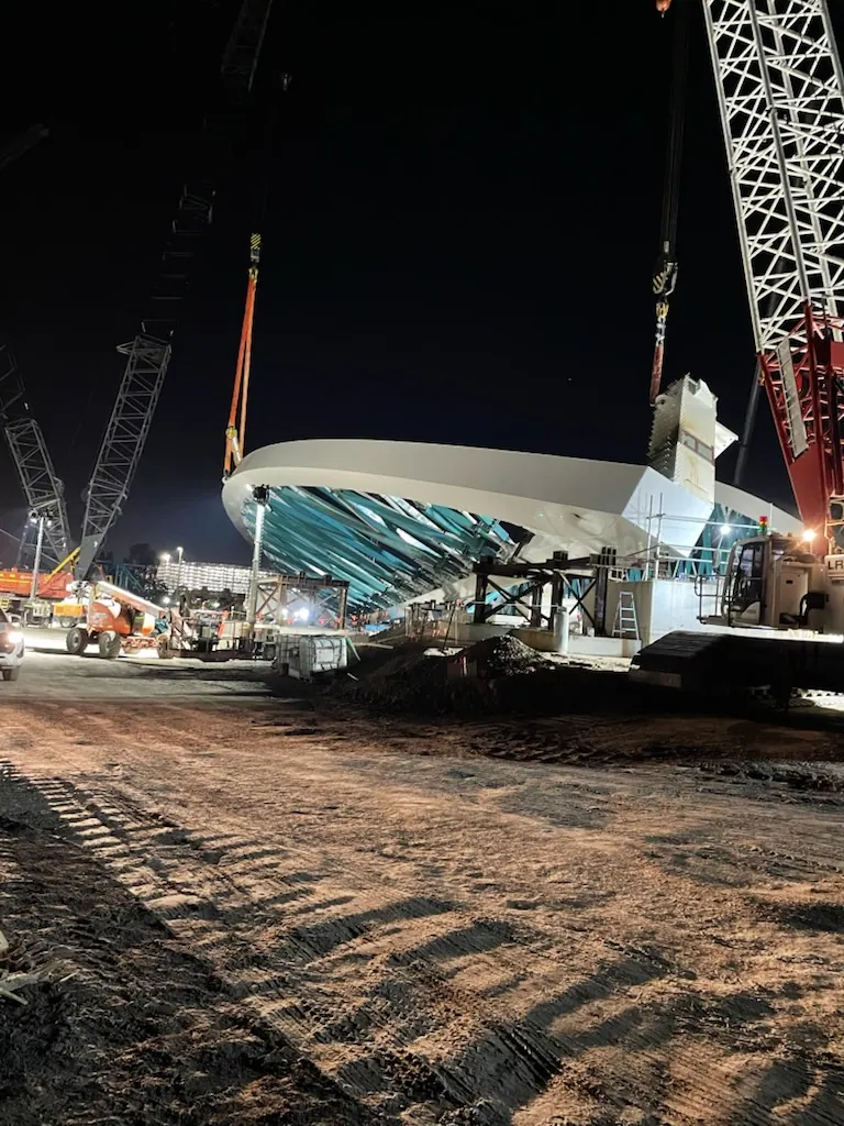 Night lift of a steel structure by crane